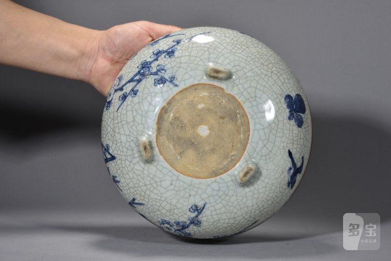 清康熙 哥釉青花喜上眉梢纹三足炉 - 图4